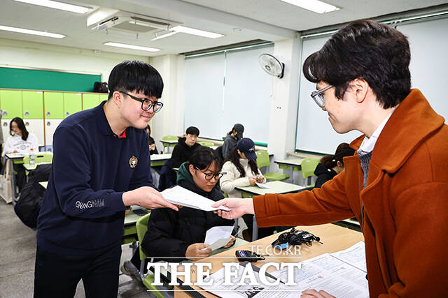 5일 오전 서울 광진구 광남고등학교 수험생들이 2026학년도 대학수학능력시험 성적표를 확인하고 있다. /박헌우 기자