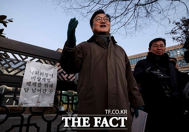 우원식 국회의장이 지난 3일 서울 여의도 국회에서 열린 비상계엄 해제 1주년 기억행사 다크 투어에서 계엄 당시 자신이 월담했던 상황을 시민들에게 설명하고 있다. /국회사진기자단