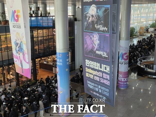 5일 오전 일산 킨텍스에서 사흘간 열리는 'AGF 2025' 행사 현장에서 방문객들이 입장 시간을 기다리고 있다. /일산=우지수 기자