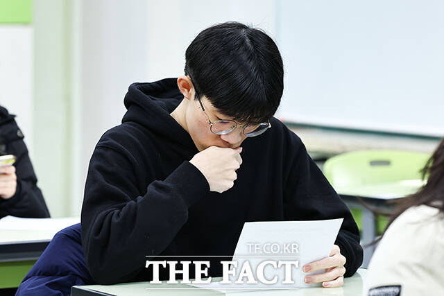 5일 오전 서울 광진구 광남고등학교 수험생들이 2026학년도 대학수학능력시험 성적표를 확인하고 있다. /박헌우 기자