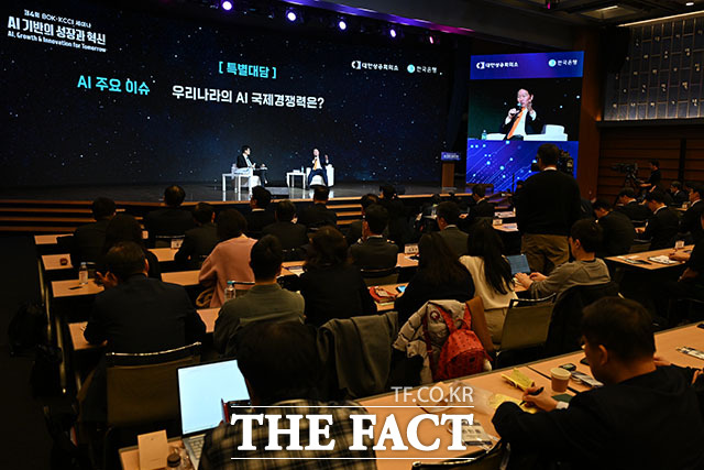 'AI기반의 성장과 혁신' 주제로 특별대담 하는 이창용 총재(왼쪽)와 최태원 회장.