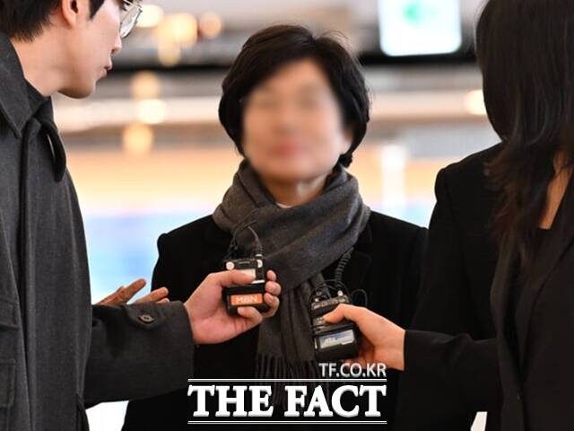 김기현 국민의힘 의원의 배우자 이모 씨는 5일 오전 10시10분 청탁금지법 위반 등 혐의 피의자 신분으로 특검팀 사무실이 있는 서울 종로구 KT광화문빌딩 웨스트에 도착했다. /이새롬 기자