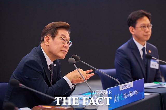 에임드바이오가 상한가로 직행하면서 시장의 관심은 바이오주로 옮겨붙고 있다. 사진은 이재명 대통령이 지난 9월 바이오 혁신 토론회 'K-바이오, 혁신에 속도를 더하다'에 참석한 모습. /대통령실