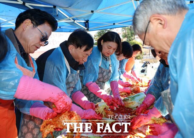 설동호 교육감과 양수조 교육장을 비롯한 대전어울림봉사단원들이 2025 꿈나래 김장 나눔 행사에 참여해 김장 버무리기를 진행하고 있다. /대전시교육청