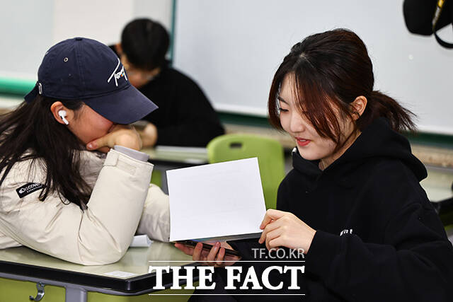 5일 오전 서울 광진구 광남고등학교 수험생들이 2026학년도 대학수학능력시험 성적표를 확인하고 있다. /박헌우 기자