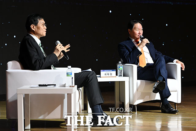 'AI기반의 성장과 혁신' 주제로 특별대담 하는 이창용 총재(왼쪽)와 최태원 회장.