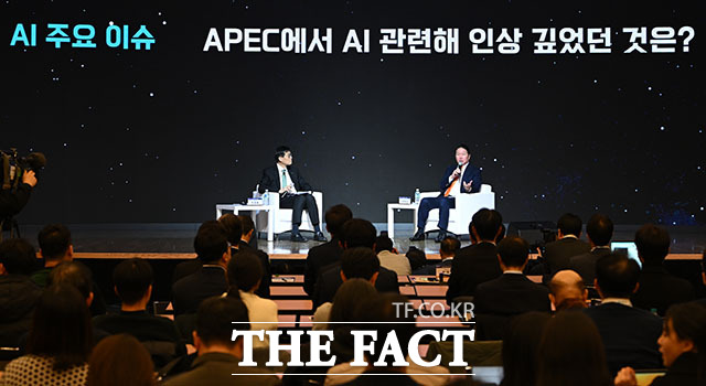 'AI기반의 성장과 혁신' 주제로 특별대담 하는 이창용 총재(왼쪽)와 최태원 회장.