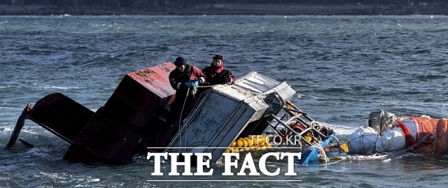 태안 천리포 앞바다에서 어선이 전복돼 승선원 7명 중 3명이 숨지고 3명이 구조됐다. 선장이 실종돼 해경이 수색 작업을 벌이고 있다. /태안해양경찰서