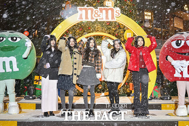 트리와 함께 포즈 취하는 아일릿(ILLIT). /한국마즈(유)