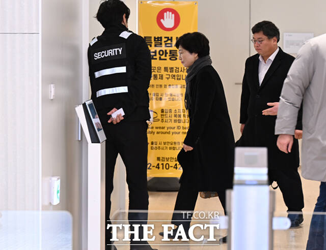 김기현 국민의힘 의원 배우자 이 모 씨가 5일 오전 서울 종로구 광화문KT 웨스트에 마련된 김건희특검 사무실에 피의자 신분으로 출석하고 있다. /이새롬 기자