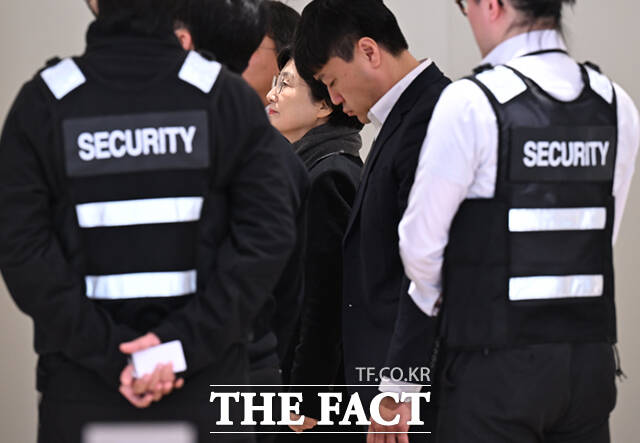 김기현 국민의힘 의원 배우자 이 모 씨가 5일 오전 서울 종로구 광화문KT 웨스트에 마련된 김건희특검 사무실에 피의자 신분으로 출석하고 있다. /이새롬 기자