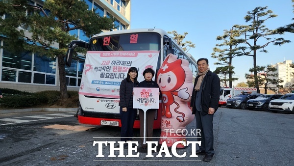 김옥향 대전 중구의회 부의장(사진 가운데)이 5일 한마음혈액원 헌혈버스 앞에서 헌혈 동참을 독려하고 있다. /정예준 기자