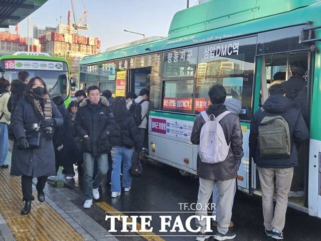 폭설로 서울 도심 곳곳이 빙판길로 변하면서 5일 출근길 시민들이 불편을 겪었다. 전날 극심한 퇴근길 교통 대란에 고생한 시민들은 이날 오전 대체로 대중교통을 이용하는 모습이었다. 하지만 버스정류장과 지하철역은 이른 시간부터 시민들이 몰리면서 극심한 교통 혼잡이 빚어졌다. /김명주 기자