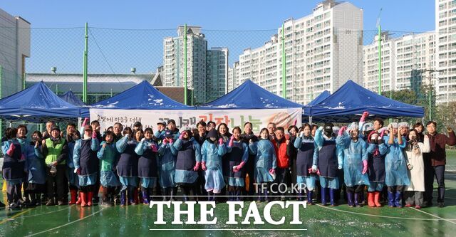 5일 대전교육연수원 부설 꿈나래교육원과 마을교육공동체가 함께 2025 꿈나래 김장 나눔 행사를 진행하며, 기념 촬영을 하고 있다. /대전시교육청