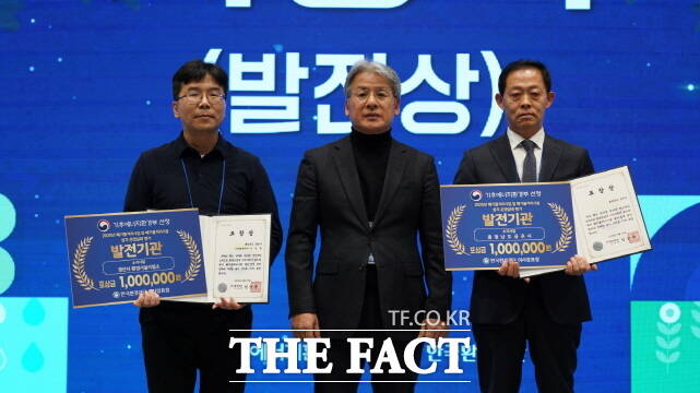 공주시가 2025년 폐기물처리시설 정책 공유 워크숍에서 폐기물처리시설 설치·운영실태 평가 발전상을 수상하고 관계자가 기념 촬영을 하고 있다. /공주시