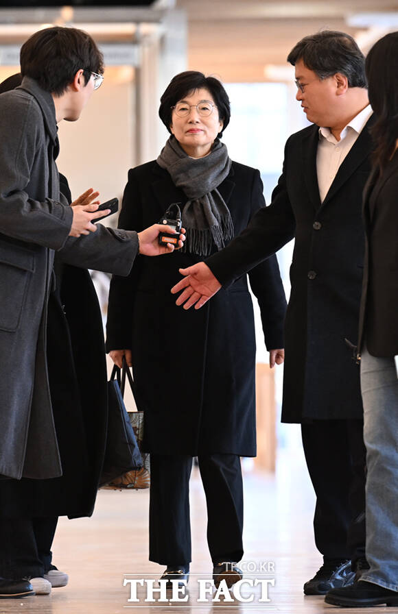 김기현 국민의힘 의원 배우자 이 모 씨가 5일 오전 서울 종로구 광화문KT 웨스트에 마련된 김건희특검 사무실에 피의자 신분으로 출석하고 있다. /이새롬 기자