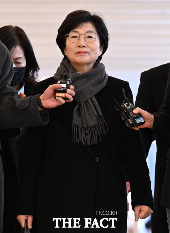 김기현 국민의힘 의원 배우자 이 모 씨가 5일 오전 서울 종로구 광화문KT 웨스트에 마련된 김건희특검 사무실에 피의자 신분으로 출석하고 있다. /이새롬 기자