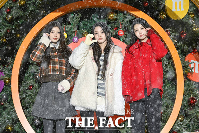 트리와 함께 포즈 취하는 아일릿(ILLIT). /한국마즈(유)