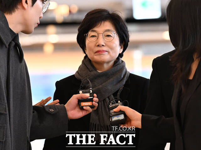 김기현 국민의힘 의원 배우자 이 모 씨가 5일 오전 서울 종로구 광화문KT 웨스트에 마련된 김건희특검 사무실에 피의자 신분으로 출석하고 있다. /이새롬 기자