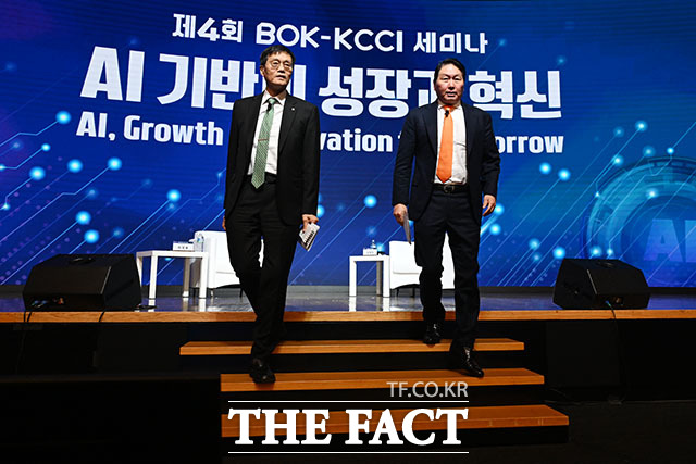 'AI기반의 성장과 혁신' 주제로 특별대담 하는 이창용 총재(왼쪽)와 최태원 회장.