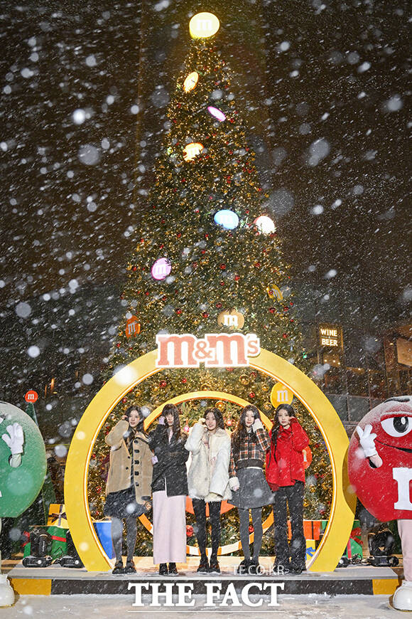 트리와 함께 포즈 취하는 아일릿(ILLIT). /한국마즈(유)