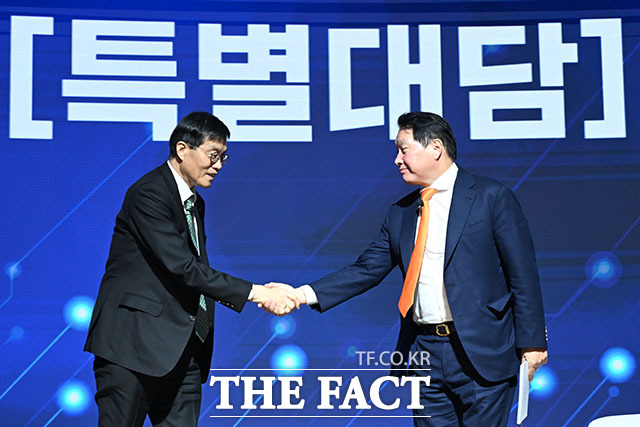 'AI기반의 성장과 혁신' 주제로 특별대담 하는 이창용 총재(왼쪽)와 최태원 회장.