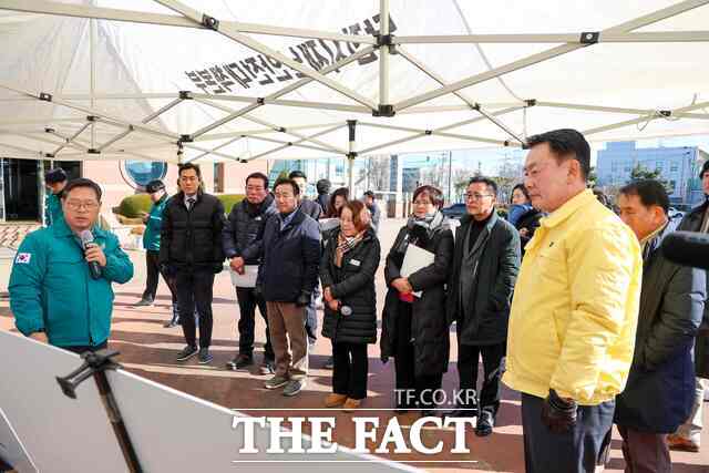 당진시의회는 4일 2025년 시정 질문 대비 주요 현장 방문을 실시했다(부곡공단 지반침하 현장). /당진시의회