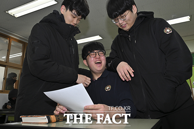 2026년도 대학수학능력시험 성적표 배부일인 5일 오전 서울 광진구 광남고등학교에서 '수능 만점자' 왕정건 학생(가운데)이 친구들에게 축하를 받고 있다./박헌우 기자