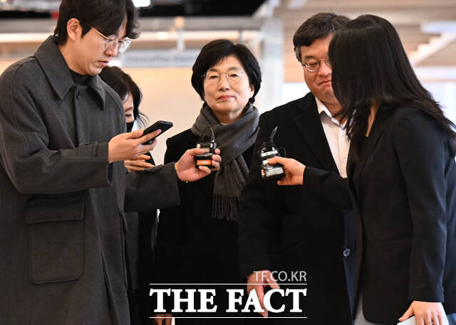 김기현 국민의힘 의원 배우자 이 모 씨가 5일 오전 서울 종로구 광화문KT 웨스트에 마련된 김건희특검 사무실에 피의자 신분으로 출석하고 있다. /이새롬 기자