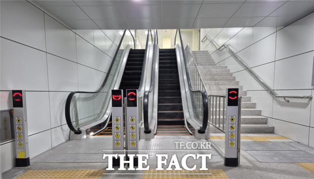 서울 중구(구청장 김길성)는 서울 지하철 2·6호선 신당역에서 신중앙시장으로 이어지는 지하 연결통로가 개통됐다고 5일 밝혔다./ 중구