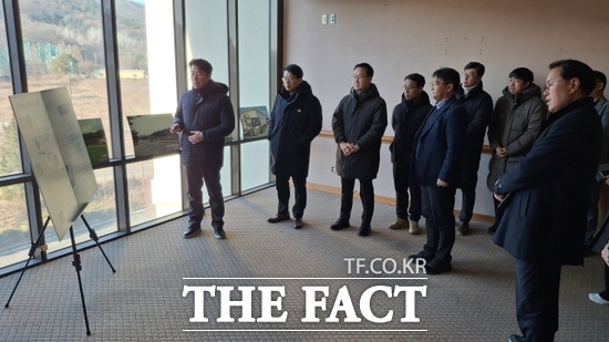 지난 4일 의정부시, 국무조정실 주한미군기지지원단, 행정안전부, 국방부 및 경기도 관계자들이 캠프 레드클라우드(CRC) 현장을 방문해 설명을 듣고 있다. /의정부시