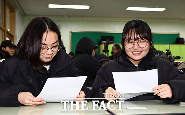 5일 오전 서울 광진구 광남고등학교 수험생들이 2026학년도 대학수학능력시험 성적표를 확인하고 있다. /박헌우 기자