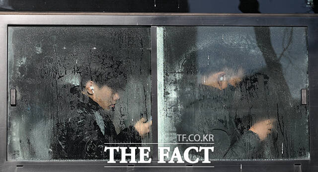 버스 창문도 얼려버리는 강추위.