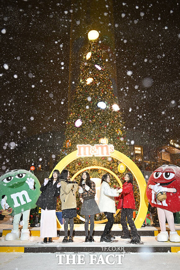 트리와 함께 포즈 취하는 아일릿(ILLIT). /한국마즈(유)