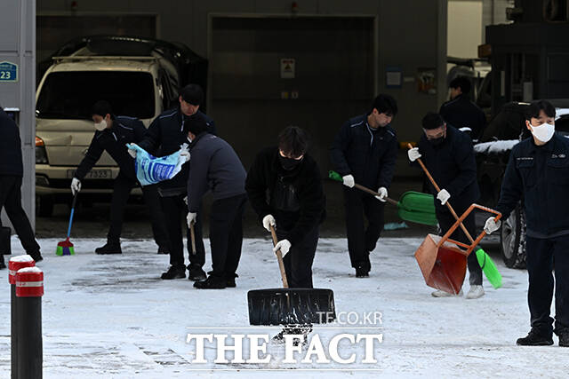 부지런히 제설작업하는 직장인들.