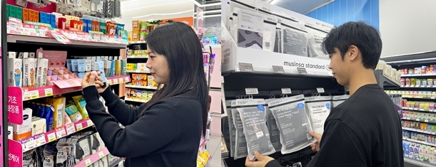 편의점 업계가 올다무(올리브영·다이소·무신사)에 잇는 외국인 관광객 쇼핑 성지로 거듭나기 위해 종합몰로 진화하는 모습이다. 기존 K-푸드에서 K-뷰티와 K-패션, K-팝 등 K-콘텐츠를 아우르고 있다. /BGF리테일·GS리테일