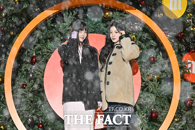 트리와 함께 포즈 취하는 아일릿(ILLIT). /한국마즈(유)