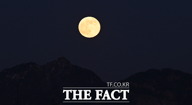 2025년 마지막 보름달이 뜬 5일 오후 서울 성북구 정릉동 일대에서 바라본 슈퍼문이 밝게 빛나고 있다. /이새롬 기자