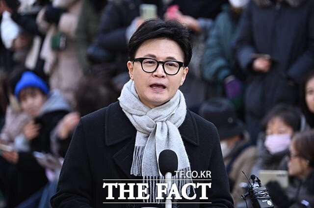 한동훈 전 국민의힘 대표가 3일 국회에서 기자회견을 열고 12·3 비상계엄에 대해 사과하는 모습. 이날 친한(친한동훈)계 인사들이 대거 참석했다. /박헌우 기자