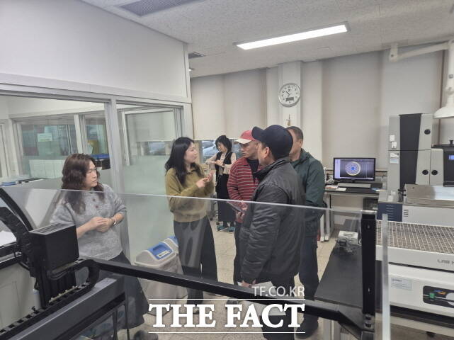 우즈베키스탄 농업연수생들이 부여군 농업기술센터에서 교육을 받고 있다. /부여군