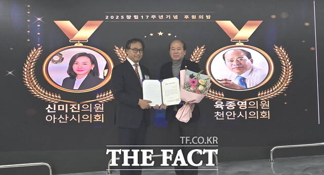 육종영 천안시의원이 4일 열린 천안아산경제정의실천시민연합 창립 17주년 기념식에서 올해의 좋은 조례를 수상하고 있다. /천안시의회