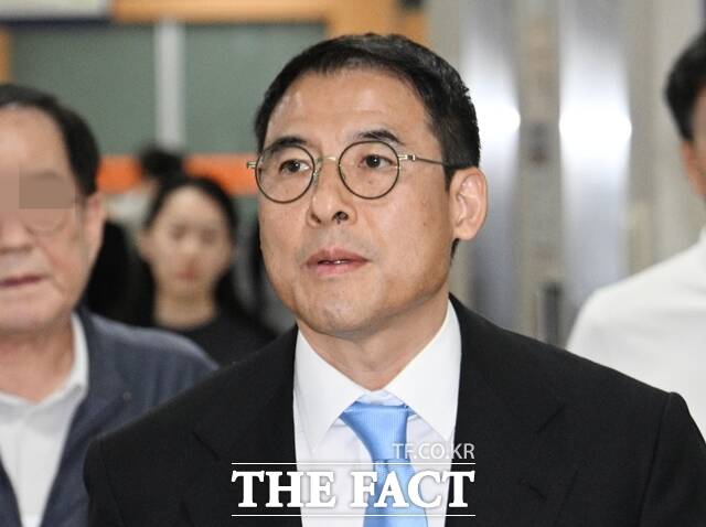 효성가(家) 차남 조현문 전 효성그룹 부사장이 지난 6월 서울 서초구 서울중앙지방법원에서 열린 강요 미수 혐의 공판에 출석하고 있다. /박헌우 기자