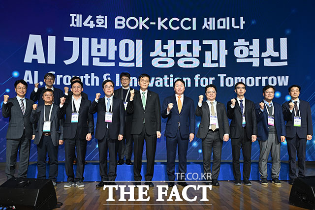 'AI기반의 성장과 혁신' 주제로 특별대담 하는 이창용 총재(왼쪽)와 최태원 회장.