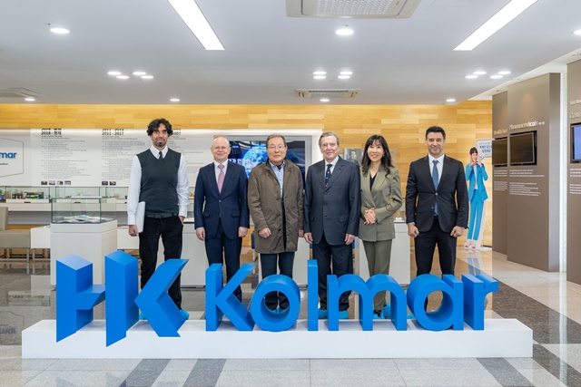 모하메드 알 호사니(왼쪽부터) 아부다비 투자진흥청 최고책임자, 레이먼드 셰플러 HITI 대표, 윤동한 한국콜마 회장, 슈뢰더 전 총리, 김소연 슈뢰더-김 재단 이사장, 메이드 알 함마디 EKFS(에미리트-한국 친선협회) 회장이 한국콜마 공장투어를 마치고 기념촬영을 하고 있다. /콜마그룹