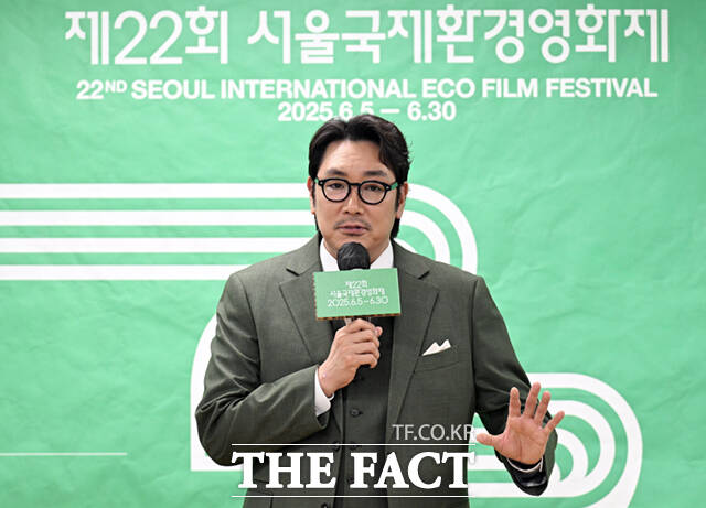 배우 조진웅 측이 과거 범법 행위가 있었음을 인정하면서도 성폭행 혐의는 부인했다. 사진은 조진웅이 5월 14일 서울 중구 환경재단 레이첼카슨홀에서 열린 제22회 서울국제환경영화제 기자간담회에 참석해 공식 홍보대사로 위촉된 소감을 밝히는 모습이다./이새롬 기자