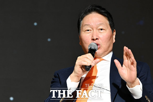 'AI기반의 성장과 혁신' 주제로 특별대담 하는 이창용 총재(왼쪽)와 최태원 회장.