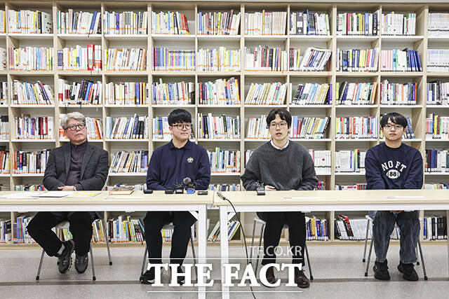 5일 오전 서울 광진구 광남고등학교에서 2026학년도 대학수학능력시험 수능 만점자 관련 언론 인터뷰를 진행하고 있다. (왼쪽부터)최재일 광남고 교장, 왕정건 학생, 최재일 광남고 담임교사, 서장협 졸업생.