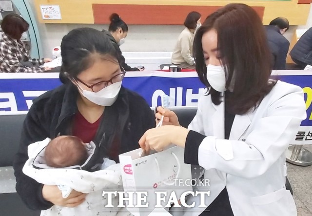 임광현 국세청장은 5일 바우처 금액 전액에 대해 면세를 적용하는 것이 올바른 해석이라고 보아 기존 해석을 변경하게 됐다며 앞으로는 이용자가 산모·신생아 돌봄 서비스 관련 부가가치세를 안내도 된다고 밝혔다. /더팩트 DB