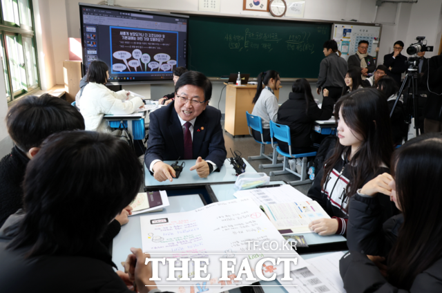 최교진 교육부 장관은 지난 1일 서울 관악구 난우중학교를 방문해 헌법과 기본권을 주제로 한 중학교 3학년 사회 수업을 참관했다./교육부 제공