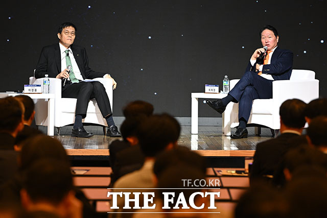 'AI기반의 성장과 혁신' 주제로 특별대담 하는 이창용 총재(왼쪽)와 최태원 회장.
